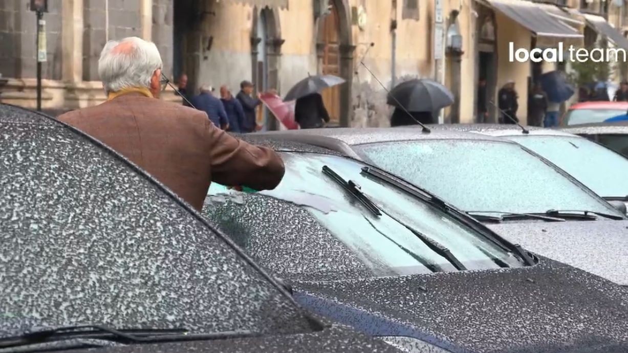 Cinzas do vulcão Etna cobriram os carros na Sicília — Foto: Reprodução