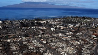 Vista aérea mostra área totalmente devastada pelo incêndio florestal. Dezenas de pessoas morreram e milhares ficaram desabrigadas depois que um incêndio florestal causado pelo vento devastou a cidade de Lahaina (Havaí) nesta semana. As equipes continuam as buscas por pessoas desaparecidas. — Foto: Justin Sullivan/Getty Images/AFP