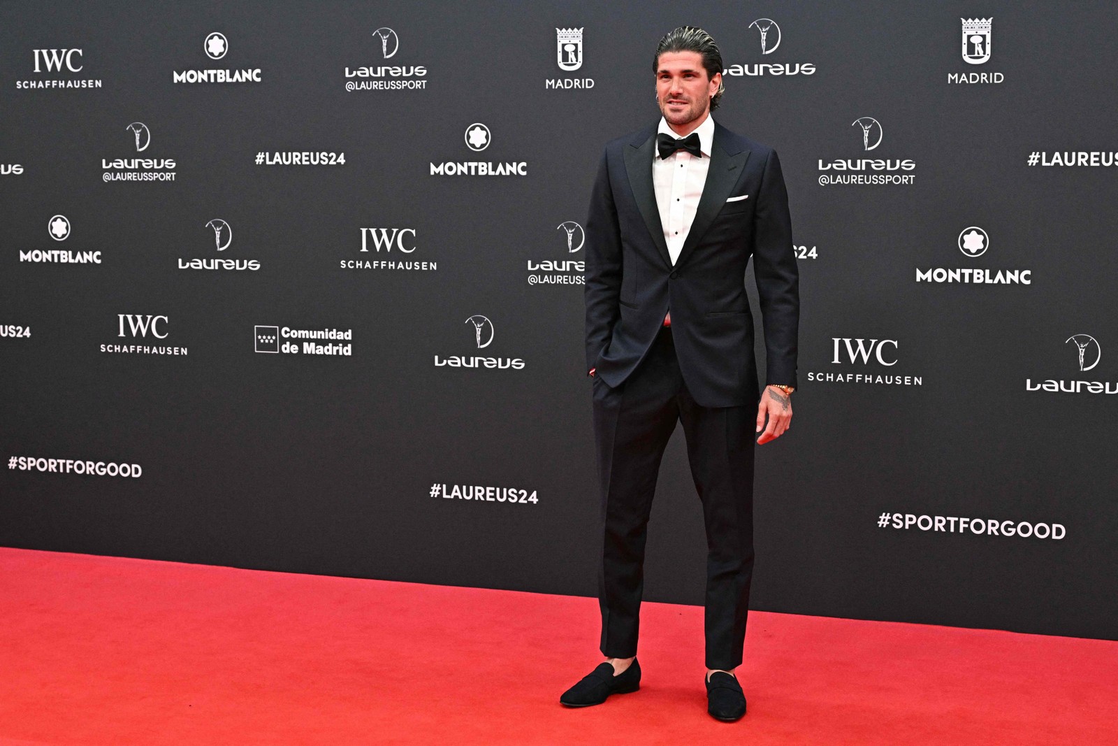 O jogador de futebol argentino do Atlético de Madrid, Rodrigo de Paul, posa no tapete vermelho antes da 25ª gala do Laureus World Sports Awards em Madri — Foto: JAVIER SORIANO / AFP