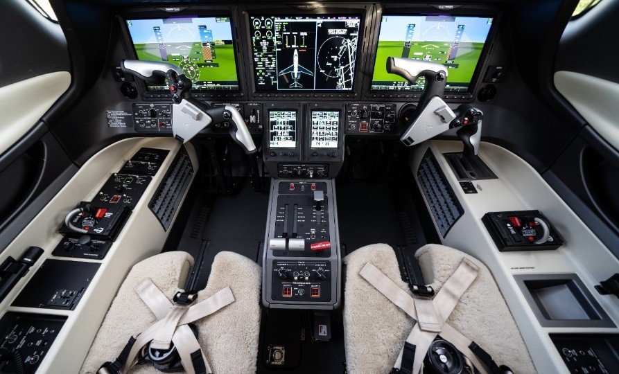A cabine de comando do Phenom 300, o light jet da Embraer. Foto:Divulgação/Embraer