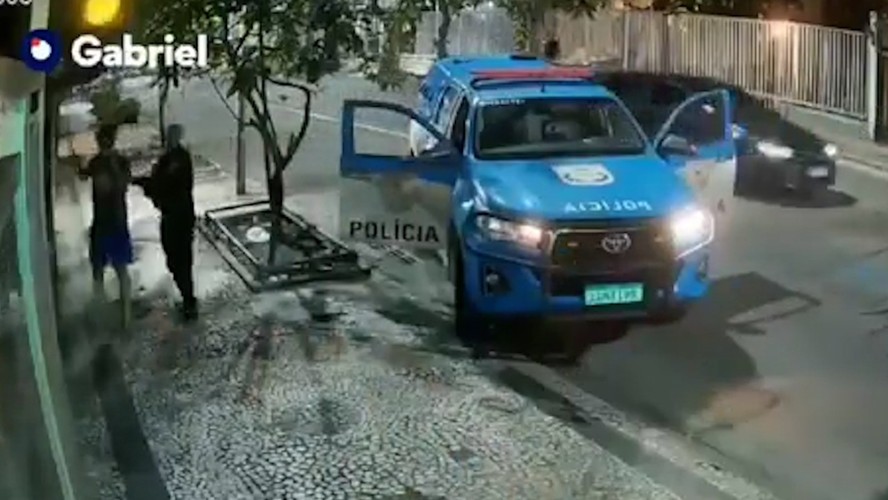 Polícia aborda adolescentes negros em Ipanema