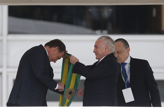 Bolsonaro recebe a faixa presidencial de Michel Temer, que assumiu o governo depois do impeachment de Dilma