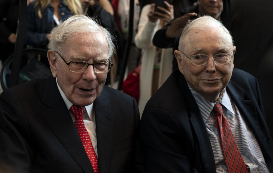 Charlie Munger (à direita) ajudou Buffett a construir a Berkshire