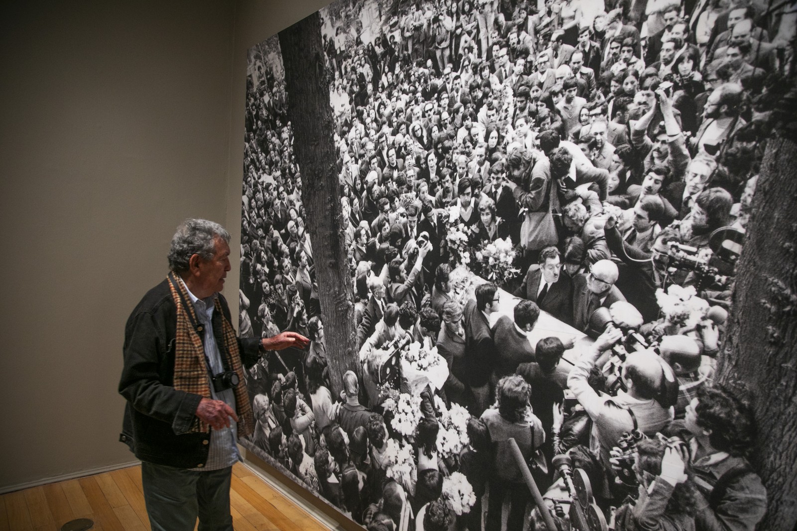 Evandro Teixeira relembra, com emoção, os momentos em que acompanhou o corpo do poeta chileno Pablo Neruda — Foto: Guito Moreto/Agência O Globo