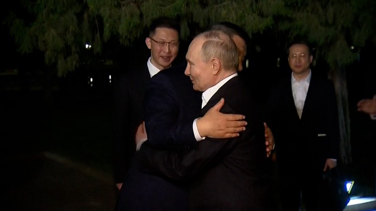 Ao se despedir de Putin, Xi iniciou um abraço, uma rara expressão de afeto para o líder chinês