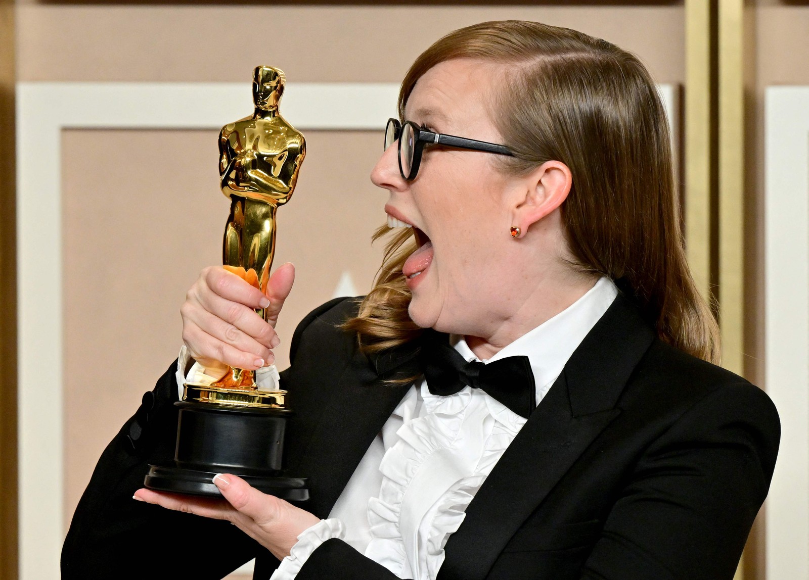A cineasta canadense Sarah Polley posa com o Oscar de Melhor Roteiro Adaptado por "Entre Mulheres" — Foto: Frederic J. Brown / AFP