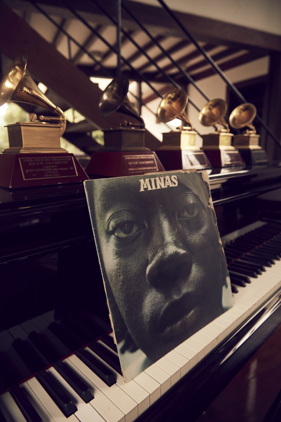 O vinil "Minas" junto a troféus do Grammy