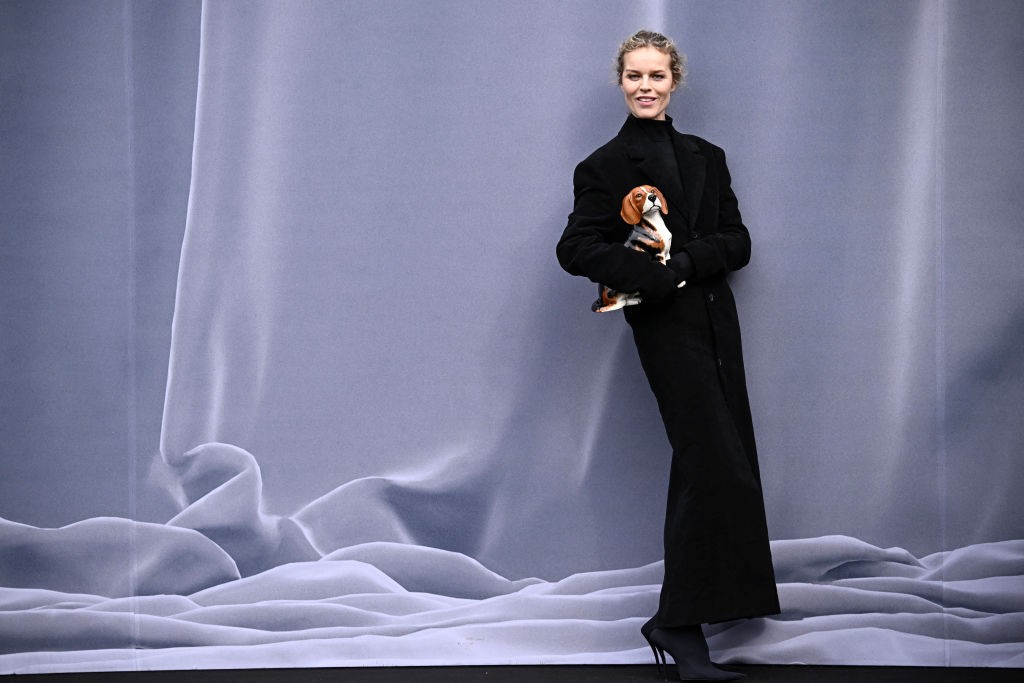 Eva Herzigova com cachorrinho de porcelana — Foto: Getty Images