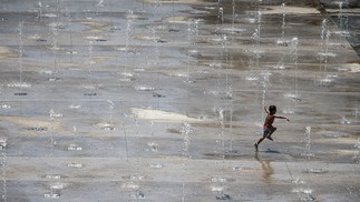 Alta temperatura no Vale do Anhangabau  com termometro marcando 39 garus. — Foto: Paulo Pinto/Agência Brasil