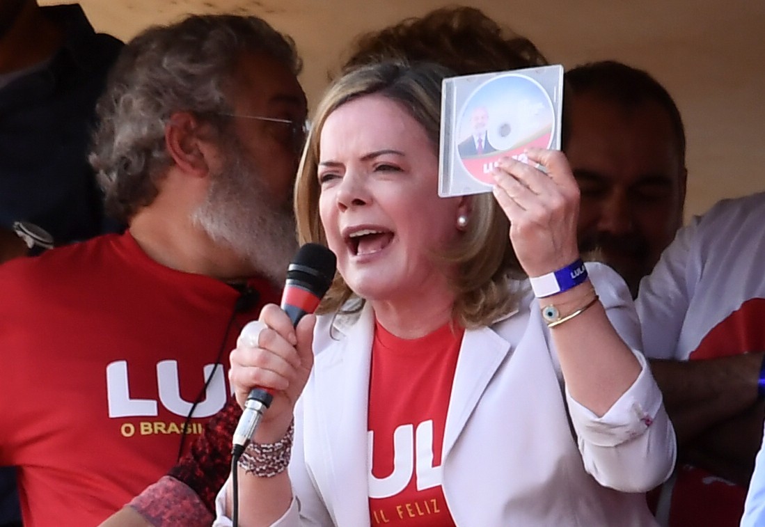 Gleisi Hoffmann, presidente do PT: "Vamos continuar com medidas judiciais, nossos advogados estão preparando. Tem pelo menos sete pecados capitais que ele (Bolsonaro) cometeu hoje e vamos entrar com ação judicial". — Foto: Evaristo Sá / AFP 