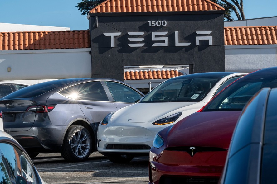 Loja da Tesla em Colma, na Califórnia: embora tenha batido a meta de vender 1,8 milhão de veículos e, 2023, empresa de Musk perde a coroa para a BYD