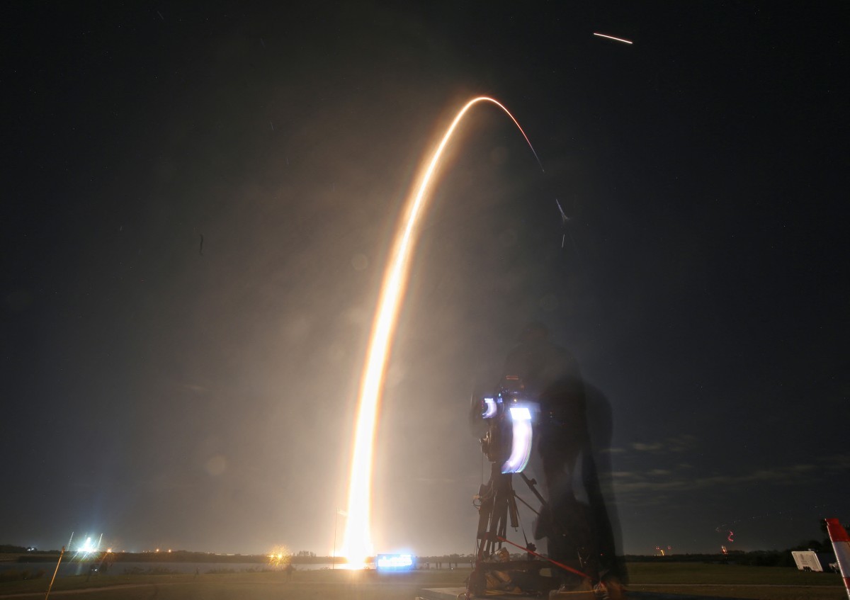 Com apoio da Nasa, SpaceX lança foguete em missão privada para a Lua pela 1ª vez em 52 anos — Foto: GREGG NEWTON / AFP
