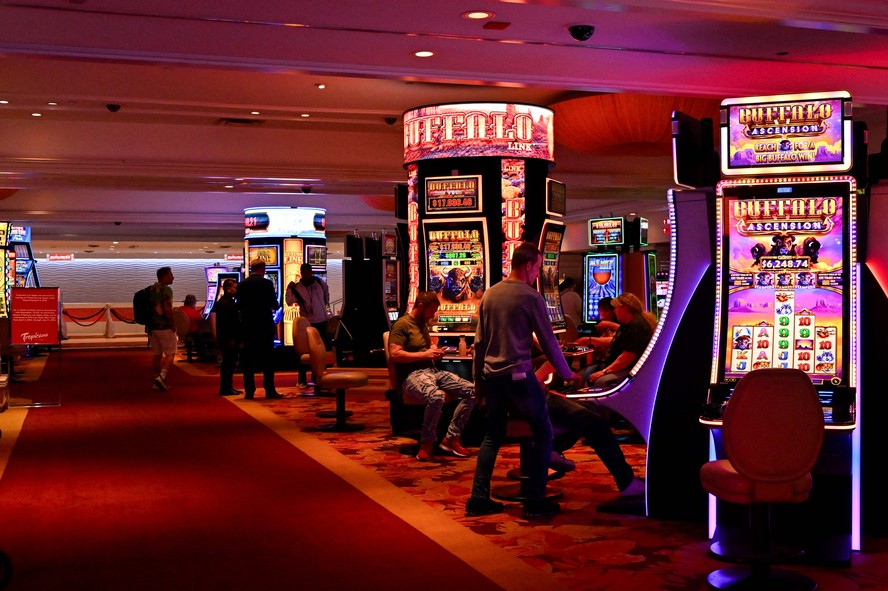 Frequentadores aproveitam para fazer os últimos jogos no cassino do hotel Tropicana, em Las Vegas, que fechou em 2 de abril