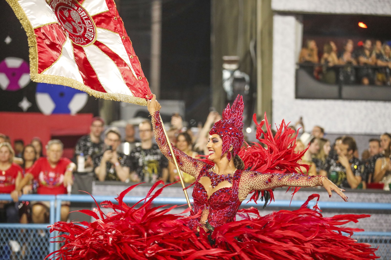 Porta-bandeira do Salgueiro durante desfile da agremiação — Foto: HERMES DE PAULA