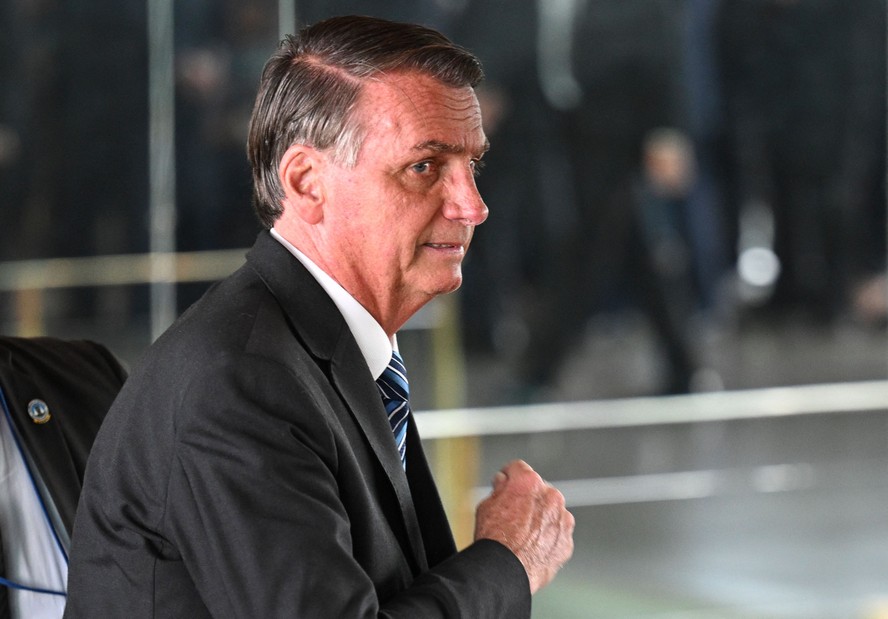 Presidente Jair Bolsonaro caminha pelo Palácio da Alvorada ao terminar seu primeiro pronunciamento público após a derrota para Lula, em novembro de 2022