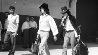 Mick Jagger e Keith Richards desembarcando de um navio no Rio em dezembro de 1968 — Foto: Arquivo/Agência O GLOBO