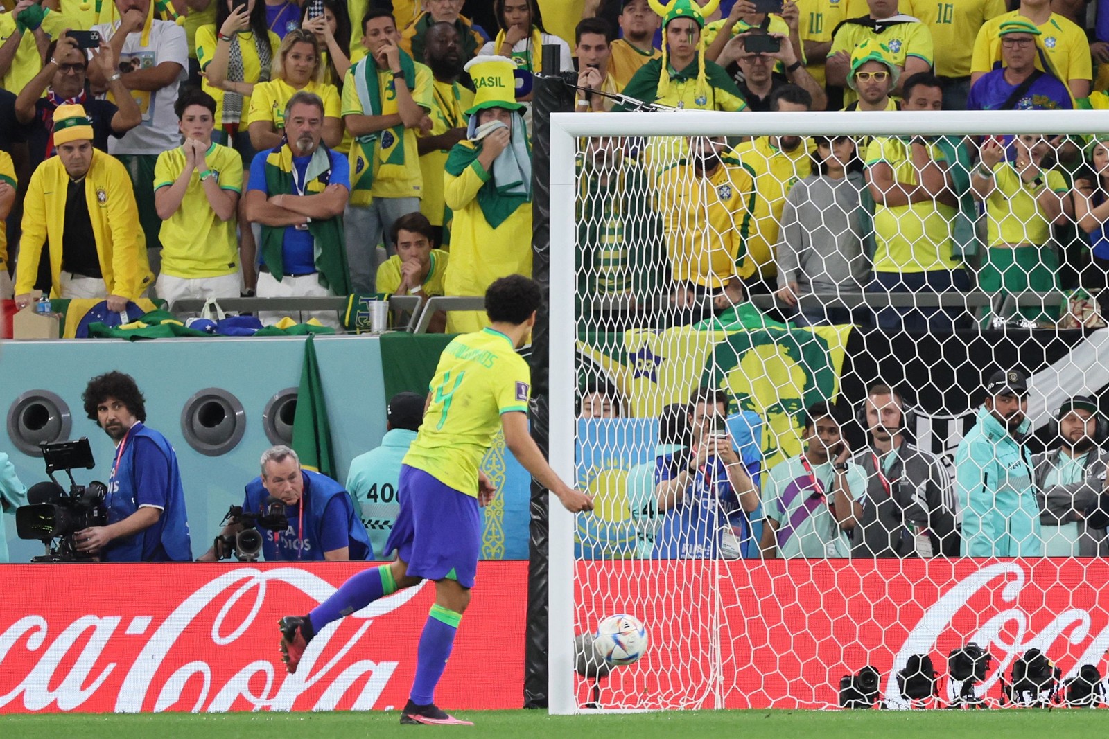 Marquinhos tira do goleiro, bate forte, mas acerta a trave, e Brasil é eliminado da Copa do Catar — Foto: JACK GUEZ/AFP