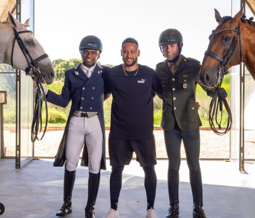 Neymar posa com integrantes da equipe Campline Horses