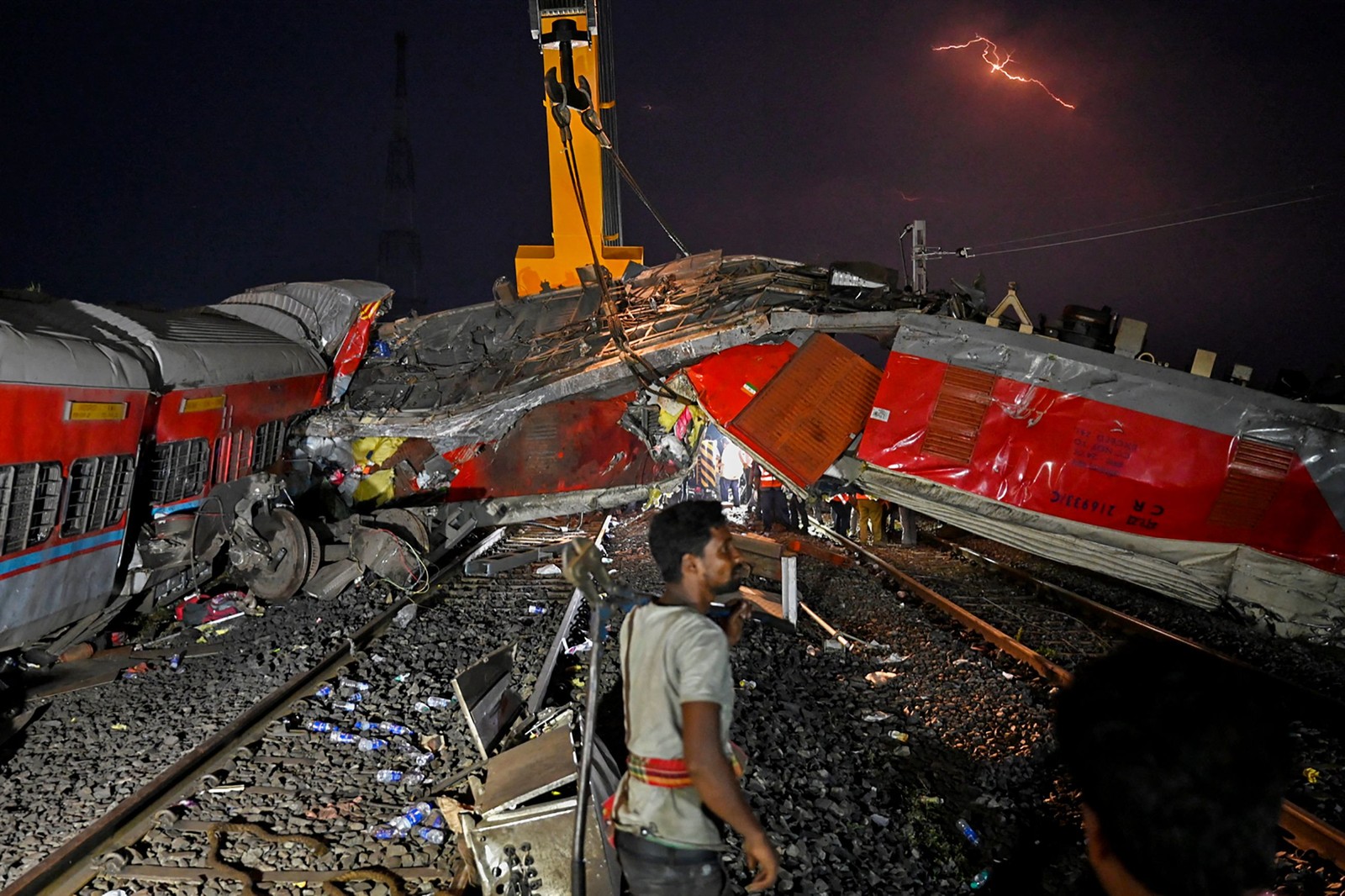 Equipe de resgate trabalha nos destroços de uma colisão de três trens perto de Balasore, no estado de Odisha, leste da Índia — Foto: Punit PARANJPE / AFP