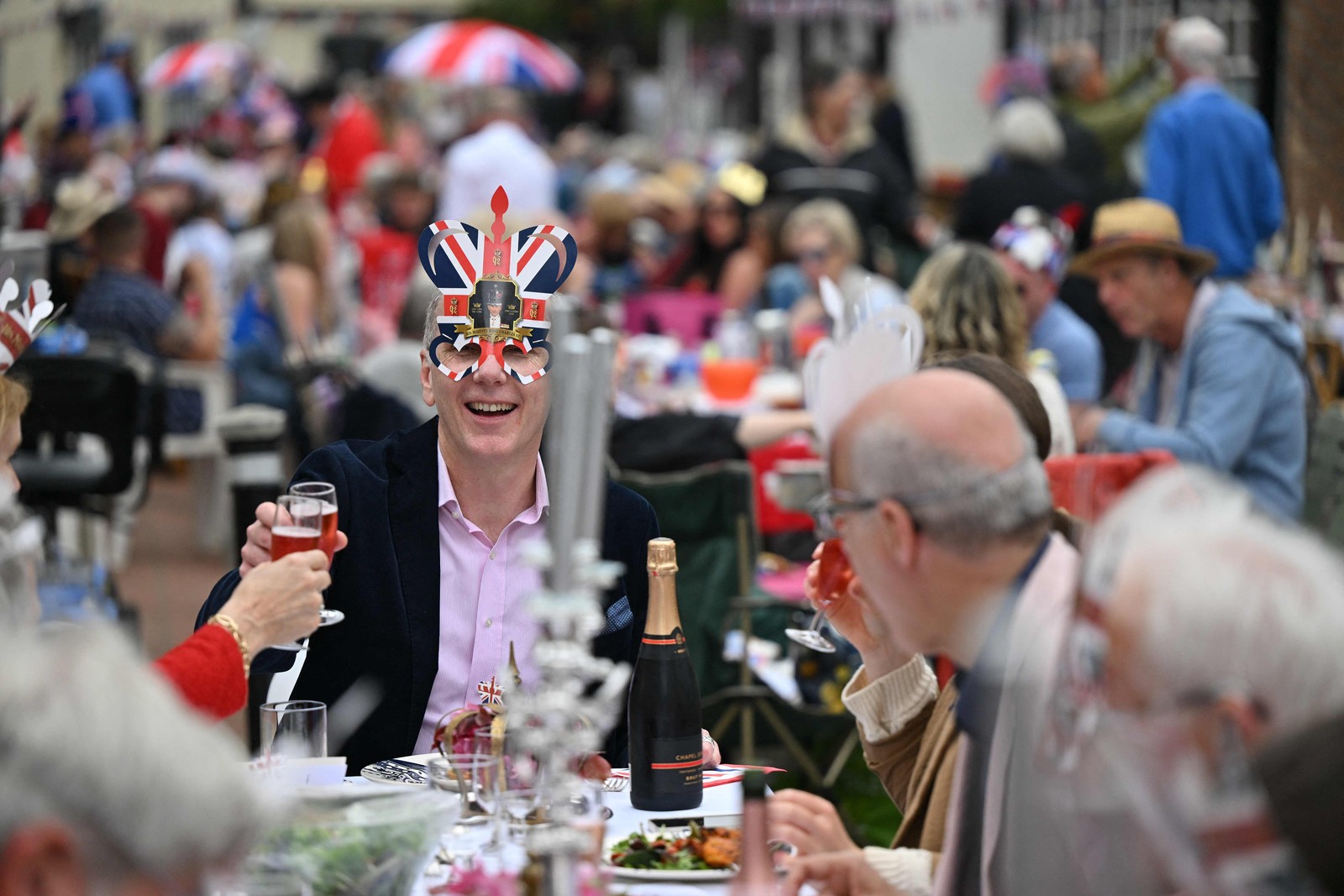 Moradores participam de almoço em Alfriston, sul da Inglaterra — Foto: GLYN KIRK / AFP