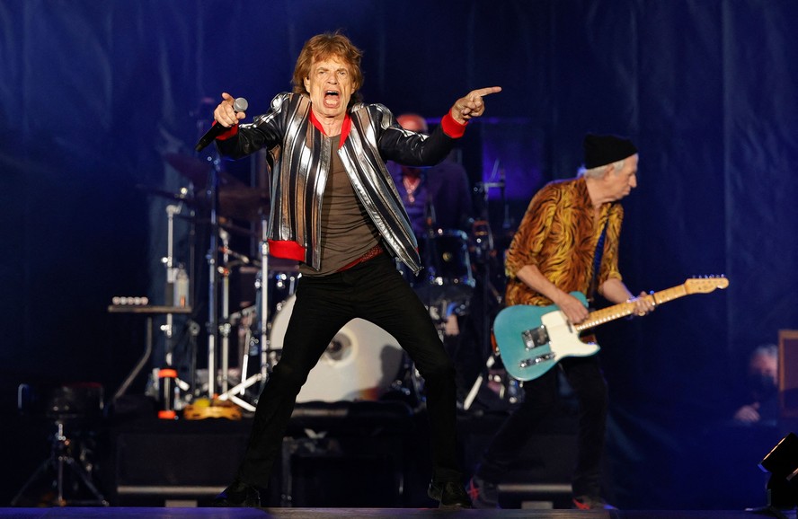 Mick Jagger durante show, com o guitarrista Keith Richards ao fundo