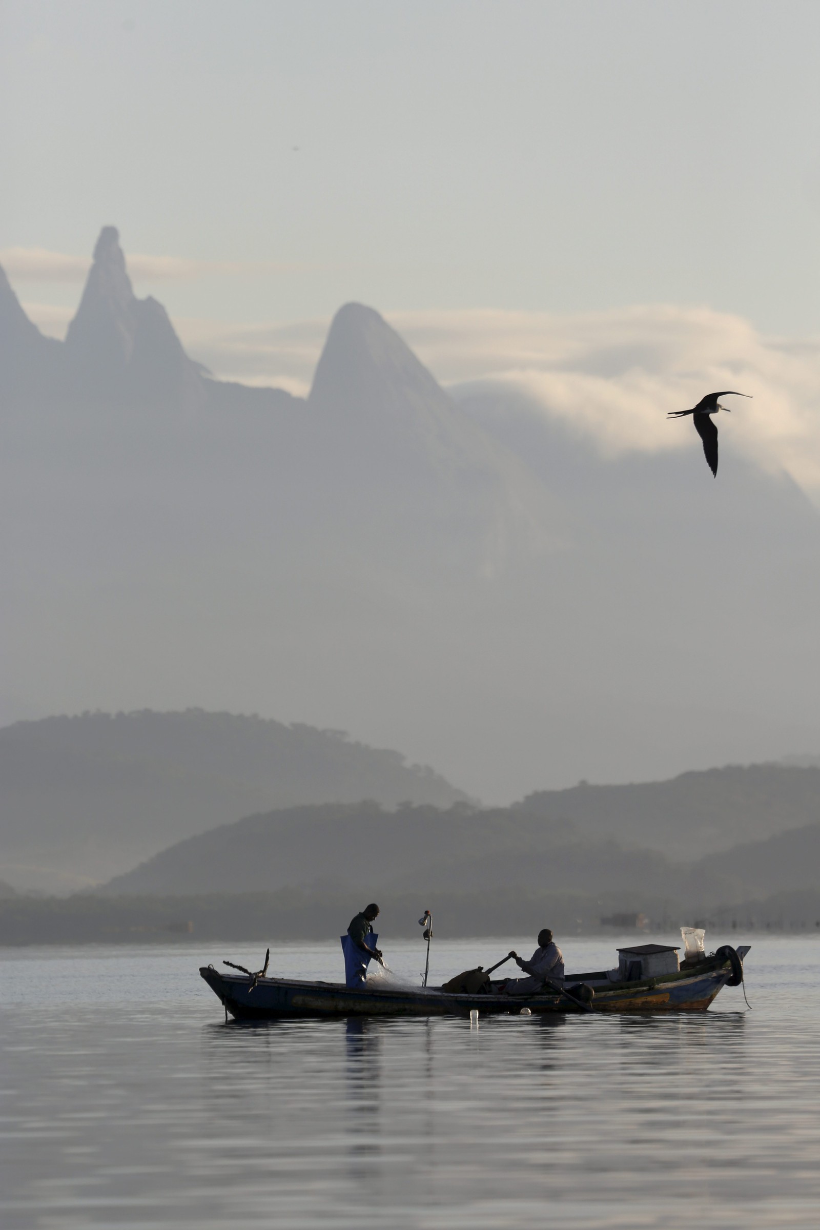 Pescadores artesanais na APA de Guapimirim. Área de Proteção Ambiental no fundo da Baía de Guanabara é responsável pela reprodução de peixes e dormitório para dezenas de espécies de pássaros — Foto: Custodio Coimbra / Agência O Globo