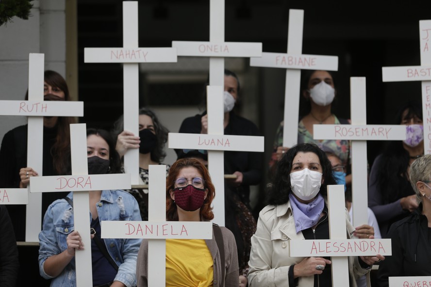 Mulheres protestam contra feminicídio em Nova Friburgo, no Rio