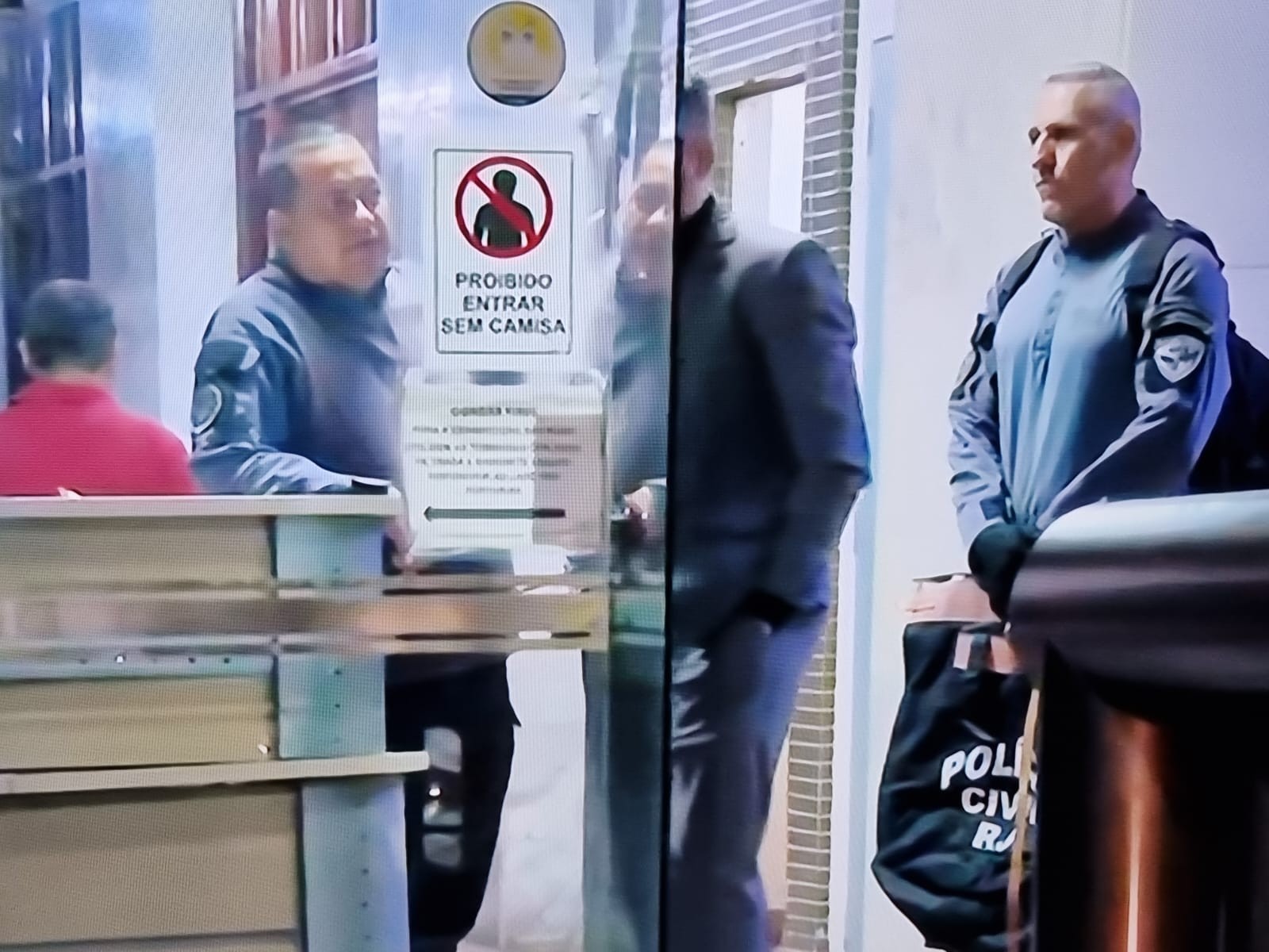 Policiais cumprem mandado de busca e apreensão no prédio onde mora o rapper Filipe Ret — Foto: Reprodução TV Globo