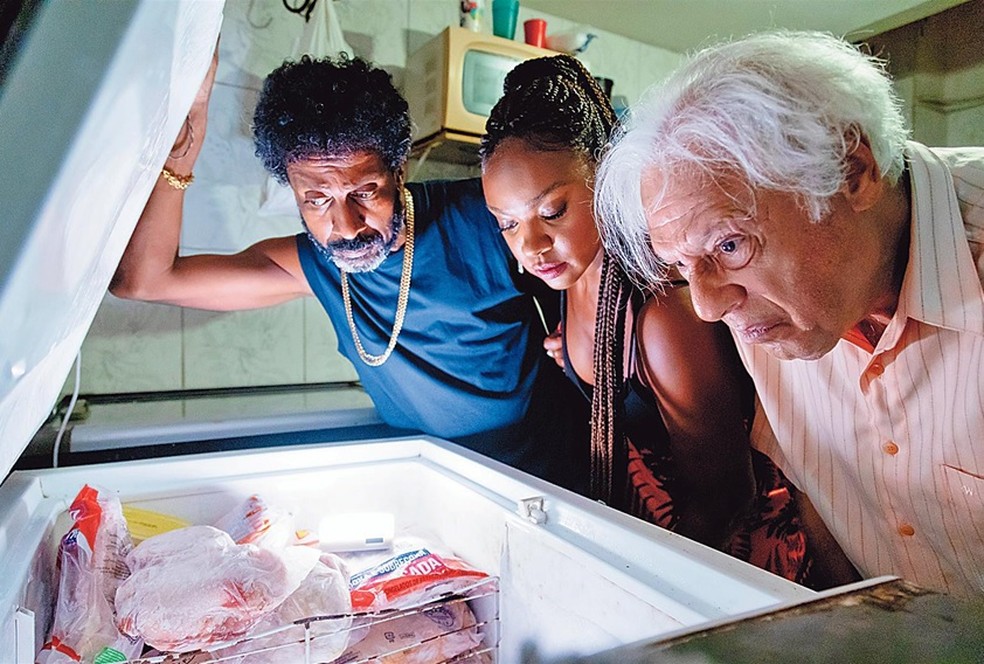 Os atores Luis Miranda, Cris Vianna e Antonio Fagundes nas filmagens do longa “Maldito benefício”: trama envolve golpe com cadáver congelado — Foto: Leo Martins