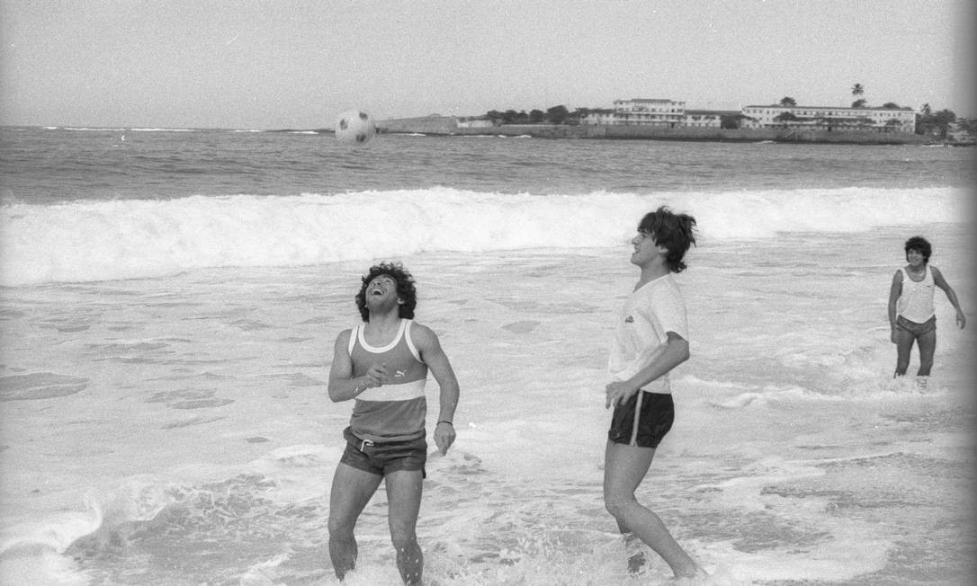 Maradona joga futebol na praia de Copacabana, na Zona Sul do Rio de Janeiro — Foto: Joaquim Nabuco/Agência O Globo