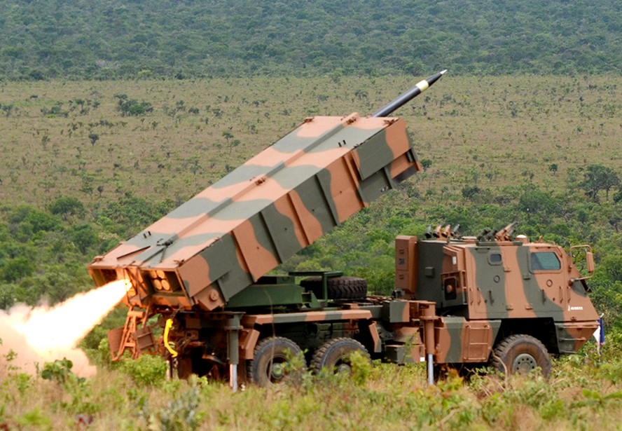 Sistema Astros, da Avibras, é testado em zonas de combate