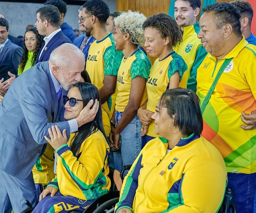 Lula com atletas no Palácio do Planalto