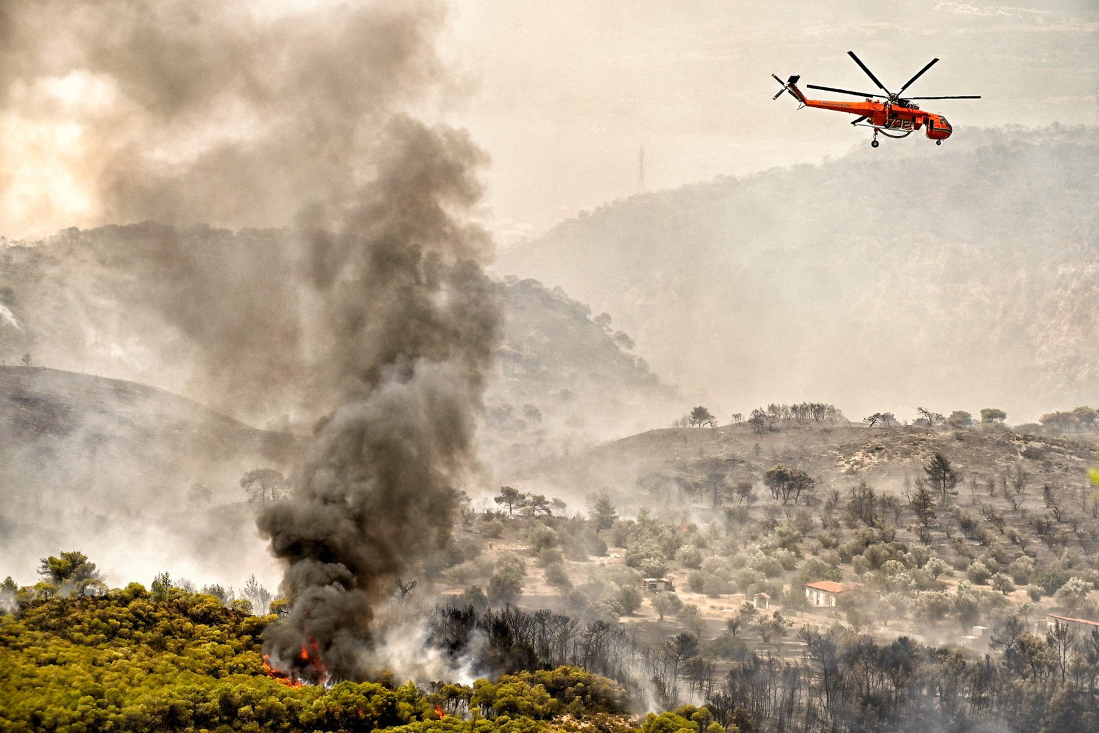 A Europa se prepara para novas altas temperaturas sob uma onda de calor implacável e incêndios florestais que devastaram áreas do Hemisfério Norte, forçando a evacuação de 1.200 crianças perto de um balneário grego. — Foto: Valerie GACHE / AFP