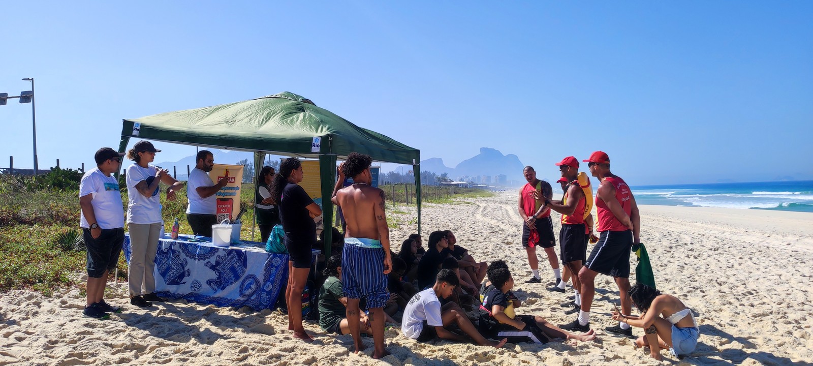 Ações da prefeitura nas praias certificadas pela Bandeira Azul têm parceira dos Bombeiros, para orientação de banhistas e prevenção de afogamentos — Foto: Divulgação