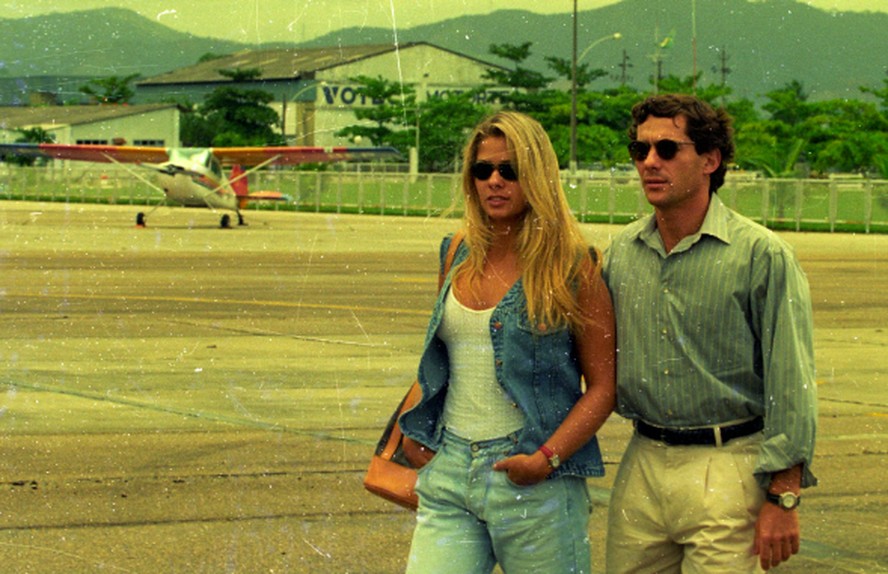 Adriane Galisteu e Ayrton Senna no Aeroporto de Jacarepaguá, em dezembro de 1993