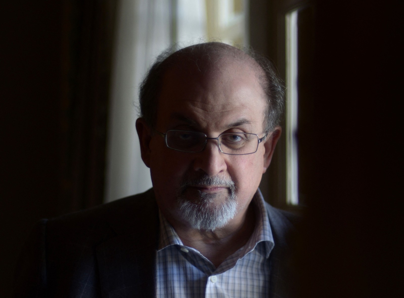 O escritor Salman Rushdie — Foto: Joe KLAMAR / AFP