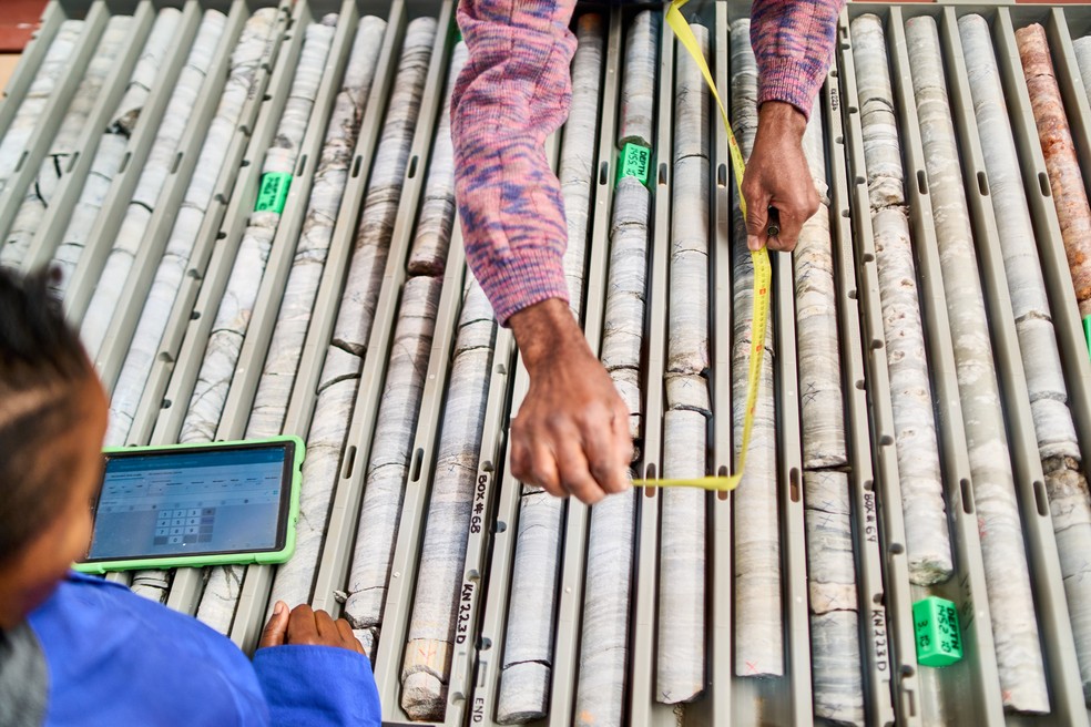 Trabalhadores da KoBold Metals fazem medições detalhadas de amostras de núcleo para inserir em um banco de dados, em Chililabombwe, Zâmbia — Foto: Zinyange Auntony/The New York Times