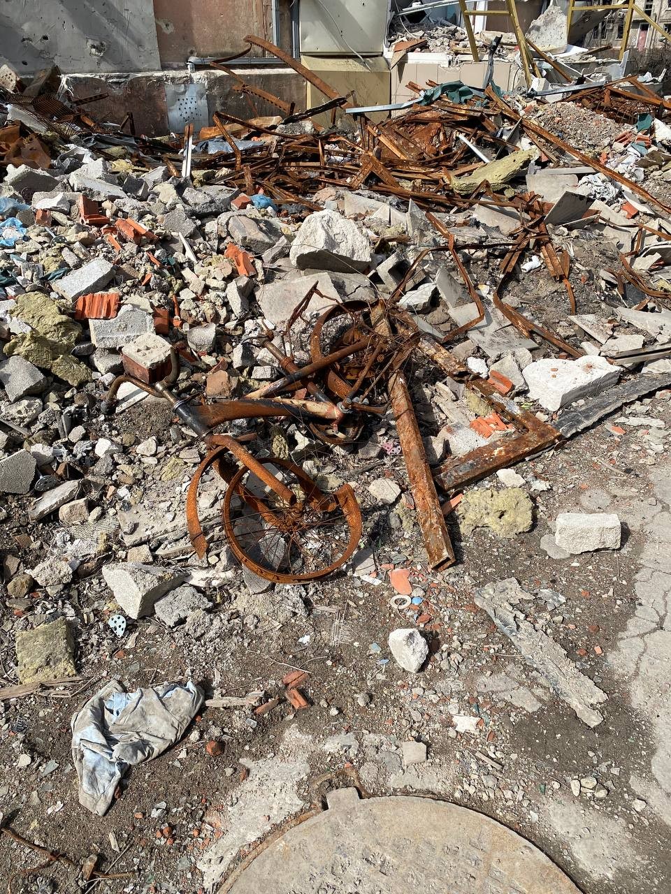 Entulhos as ferragens do que um dia foi uma bicicleta para crianças — Foto: Ekaterina Diachkova