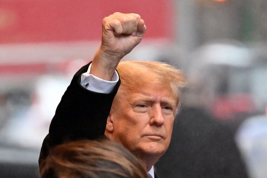 Ex-presidente dos EUA, Donald Trump, faz gesto apoiadores na saída de tribunal em Nova York