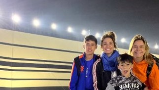 Fernanda Gentil (à direita), ao lado da mulher e dos filhos, no Catar — Foto: Reprodução/Instagram