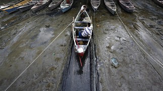 Poluição e assoreamento da baía dificulta a vida de pescadores locais  — Foto: Custodio Coimbra