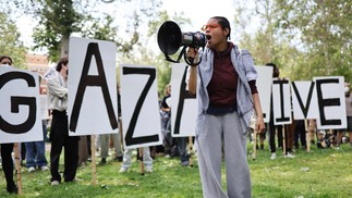 Manifestantes pró-palestina se reúnem em um acampamento em apoio a Gaza na Universidade do Sul da Califórnia, em Los Angeles — Foto: MARIO TAMA / GETTY IMAGES NORTH AMERICA / Getty Images via AFP