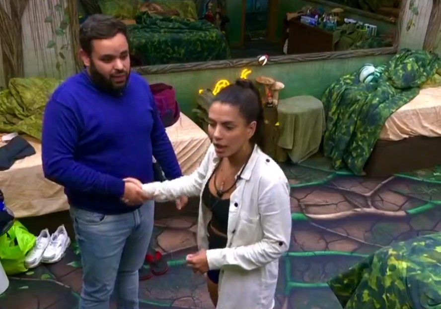 Fernanda aperta a mão de Michel, no BBB 24: aliança oficialmente selada