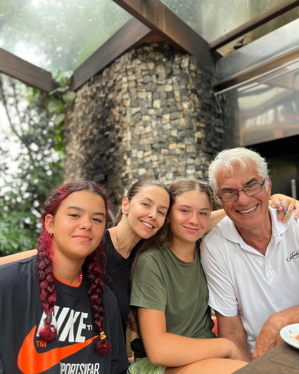 Bianca Rinaldi e o marido Eduardo Menga com as filhas gêmeas — Foto: Reprodução/Instagram