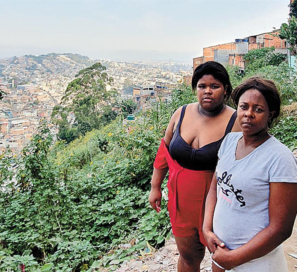 As irmãs Kethellen Legenda fotos das personagens de Mauá para a pauta sobre obras paradas — Foto: Guilherme Queiroz