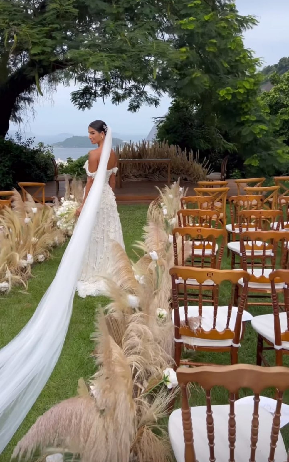 Miss Brasil 2019, Julia Horta apostou em vestido de noiva romântico para casamento — Foto: Reprodução Instagram