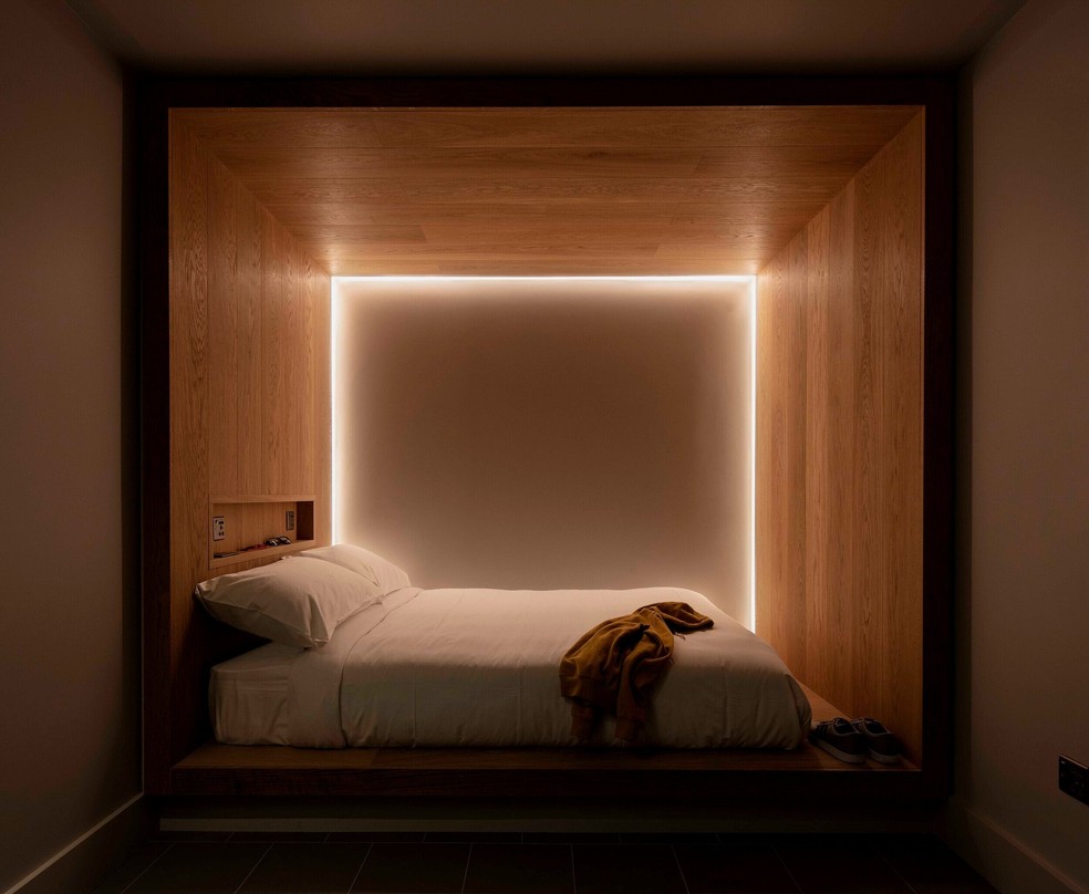 Os hotéis Zedwell da Grã-Bretanha apresentam 'casulos' pequenos com luz difusa, sem janela, TV e telefone — Foto: Reprodução