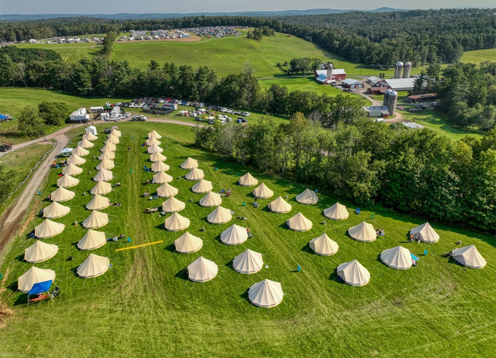 Os participantes dos eventos no Bethel Woods Center for the Arts, local do festival de Woodstock de 1969 na região de Catskills, em Nova York, têm novas opções de acomodação: tendas de glamping, que vão desde tendas em formato de sino (acima) até tendas mais espaçosas com banheiros e decks privativos.Crédito...Centro de Artes Bethel WoodsOs participantes dos eventos no Bethel Woods Center for the Arts, local do festival de Woodstock de 1969 na região de Catskills, em Nova York, têm novas opções de acomodação: tendas de glamping, que vão desde tendas em formato de sino (acima) até tendas mais espaçosas com banheiros e decks privativos — Foto: Bethel Woods Center for the Arts