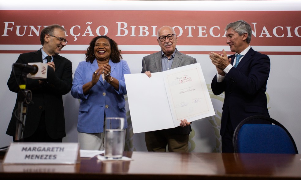 Silviano recebe o prêmio ao lado do presidente da Biblioteca Nacional, Marco Lucchesi, da ministra da Cultura, Margareth Menezes, e do embaixador de Portugal no Brasil, Luís Faro Ramos (da esquerda para a direita) — Foto: Beatriz Orbe / Agência O Globo