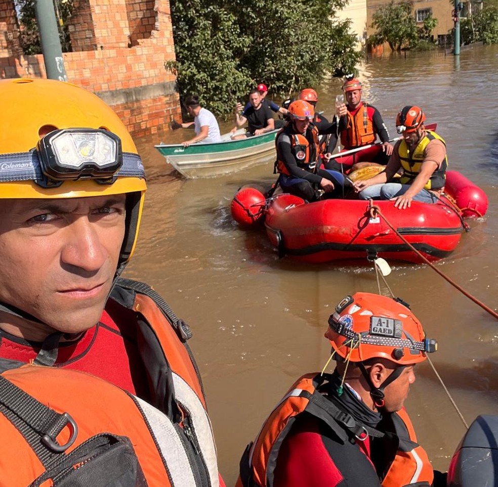 Resgate da égua que ficou ilhada em cima de telhado no Rio Grande do Sul — Foto: Divulgação